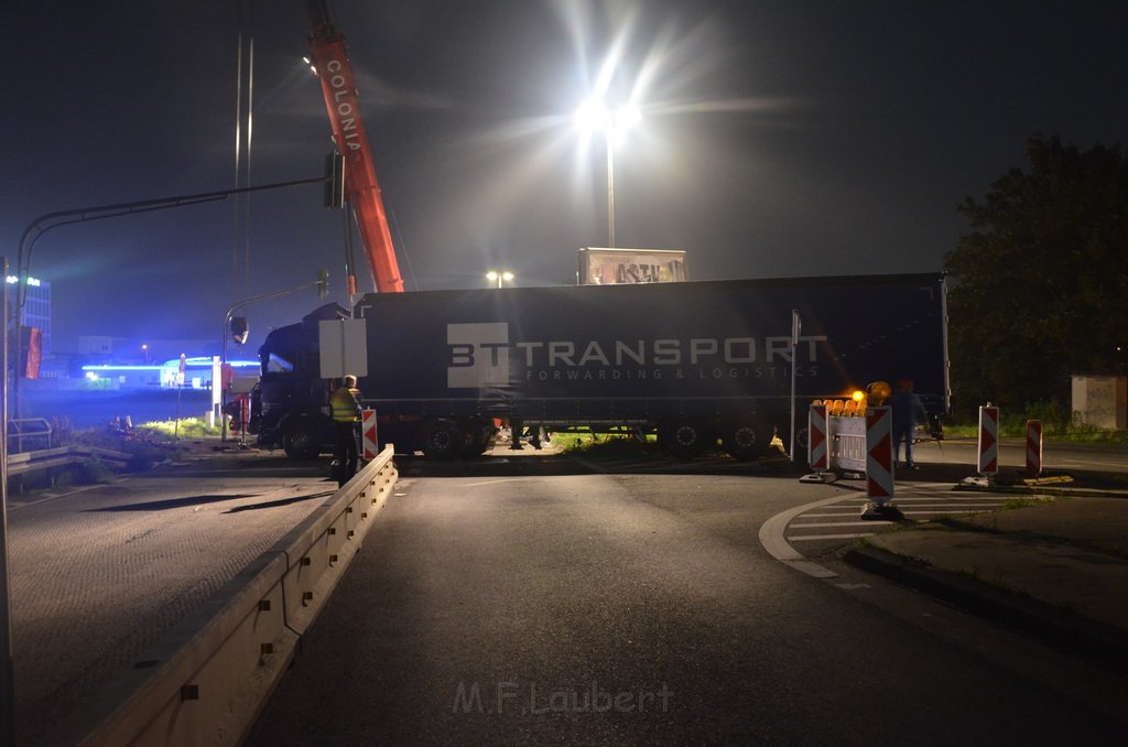 VU LKW umgestuerzt Feldkassel Industriestr Robert Boschstr P302.JPG